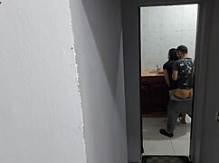 esposa safada bangueira com encanador grosso no banheiro 😈🍑💦