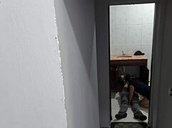 esposa safada bangueira com encanador grosso no banheiro 😈🍑💦