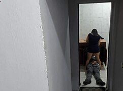 esposa safada bangueira com encanador grosso no banheiro 😈🍑💦