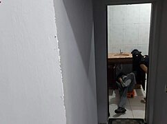 Шалупейка съпруга банкери с голям тръбач в банята 😈🍑💦