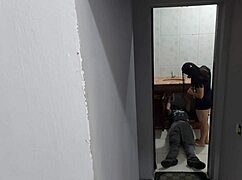 Шалупейка съпруга банкери с голям тръбач в банята 😈🍑💦