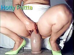 Hey, diese Schlampe liebt riesige Dildos und Flaschen tief in sich rein