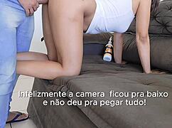 gostosa esposa empina bunda pra pauzudo marido na sala da sogra