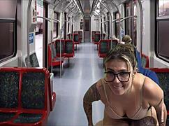ei, quer ver como eu me acocorei no trem e fodi a secretária gostosa?