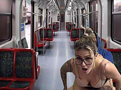 ei, quer ver como eu me acocorei no trem e fodi a secretária gostosa?