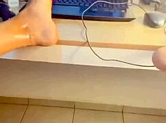 Quer saber como castiguei minha enteada safada? Perfurando cu forte ela chorou gozei rosto todo??