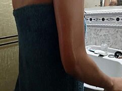 mi hermosa hermanastra morena me pilla masturbandome y me ayuda con su coño