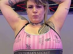 new year gym workout with vibrator in pussy... loved squirting down my legs so wet!! 💦😩