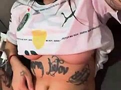 ei, olha essa palmeirense safada se exibindo toda com piercing na buceta molhada e tatuagem