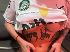 ei, olha essa palmeirense safada se exibindo toda com piercing na buceta molhada e tatuagem