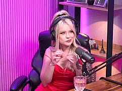 two hot california babes make her moan loud in usa bedroom play