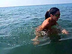 😏 beach chat turns horny with big ass milf flashing tits to voyeurs 👀