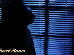 dude that pretty brunette got a massive hot load dumped on her shaved pussy after couch pounding 😍💦