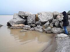 milf pisses wildly in the sea with hairy pussy outdoors!