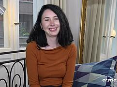 blauäugige deutsche fingert glatte muschi zum orgasmus