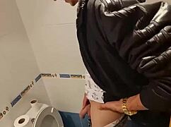 Muscular mommy squirts skinny pussy in homemade toilet fuck