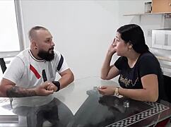 ayudando a mi madrastra con sus aceites... me caliento y la follo duro mientras padrastro no esta 😩💦