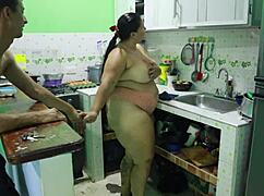 follando a la hermana de mi novia en la cocina! 🔥🍑👅