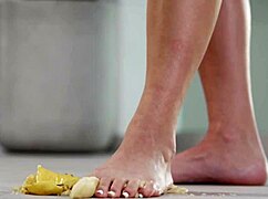 😍 crushing fruits barefoot then in heels for hot foot fetish fun