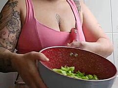 vou mostrar pro vizinho como meu shorts aperta minha buceta inchada na cozinha?