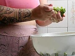 vou mostrar pro vizinho como meu shorts aperta minha buceta inchada na cozinha?