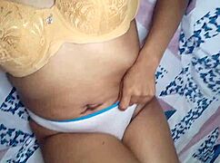 hijastra ardiente se masturba coño jugoso dedos adentro
