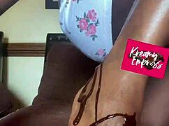 Curvy goddess flexes juicy toes intensely