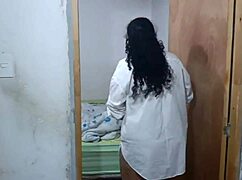 ¡ay papi, esta madrastra cachonda se folla al hijastro mientras el marido labura!