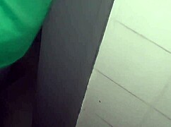 Frentista fucks putinha quickie at gas station outdoors!
