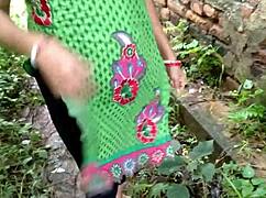 Aunty pees outdoors then takes huge cock pounding in jungle spot