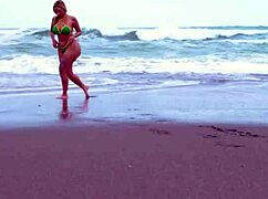 Vitoria beatriz's mega curvy Brazilian ass gets caught flashing then stranger anal pounds her deep on beach 💦🍑🔥