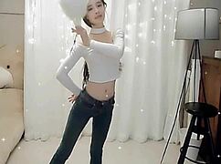 Chinese Girl Sways Seductively in Cam Dance