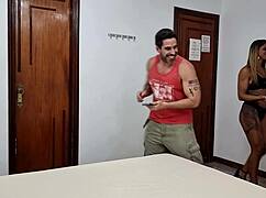 puta que delícia ver a milf sol di luna dando o cu pro comedor na frente do corno marido pela primeira vez nos bastidores