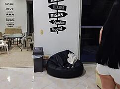 mi esposa me pide entrevistar a la nueva mucama y acabo follandomela por toda la casa