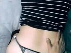 pov me la mete de perrito en la cama grande mientras webcam con la neetbook uff