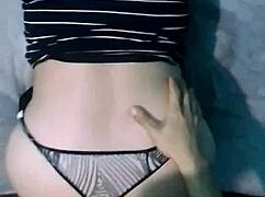 pov me la mete de perrito en la cama grande mientras webcam con la neetbook uff