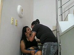 estando en la calle me conseguí una puta barata y con esta calentura que tengo me la lleve a la casa para darle su buena follada