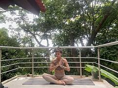 Free hot girl nikatsu does yoga with you in athletic style