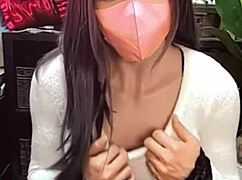【個撮】マスク美女の女装が配信しながらオナニーする動画
