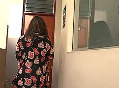 En la calle una senora madura es perseguida y pillada por un joven