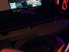 minha colega de quarto me viu jogando videogame mas ela queria mesmo pau