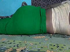 desi sanjana aunty shows her ass