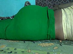 desi sanjana aunty shows her ass