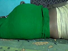 desi sanjana aunty shows her ass