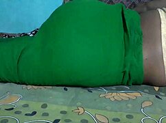 desi sanjana aunty shows her ass