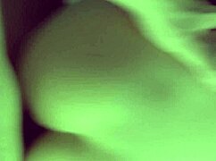 padrastro roba la virginidad anal de su step hijastra a cambio de un juguete
